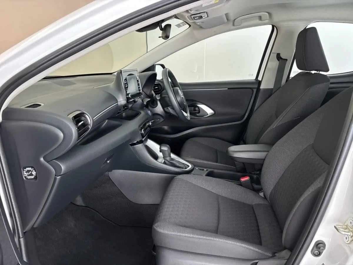 Toyota Yaris HYBRID LUNA - Image 6
