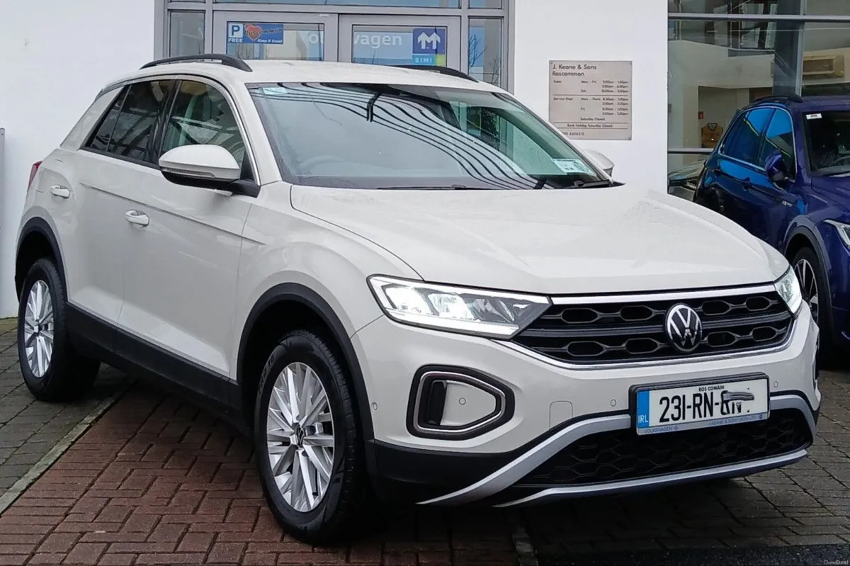 Volkswagen T-Roc Life 2.0 TDI 116HP **REAR VIEW CA - Image 1
