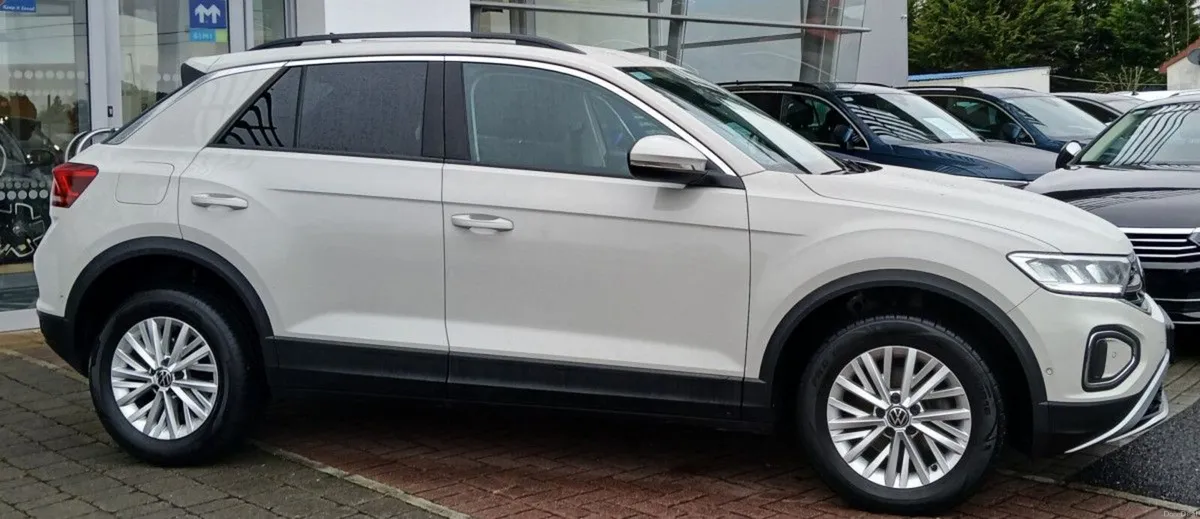 Volkswagen T-Roc Life 2.0 TDI 116HP **REAR VIEW CA - Image 2