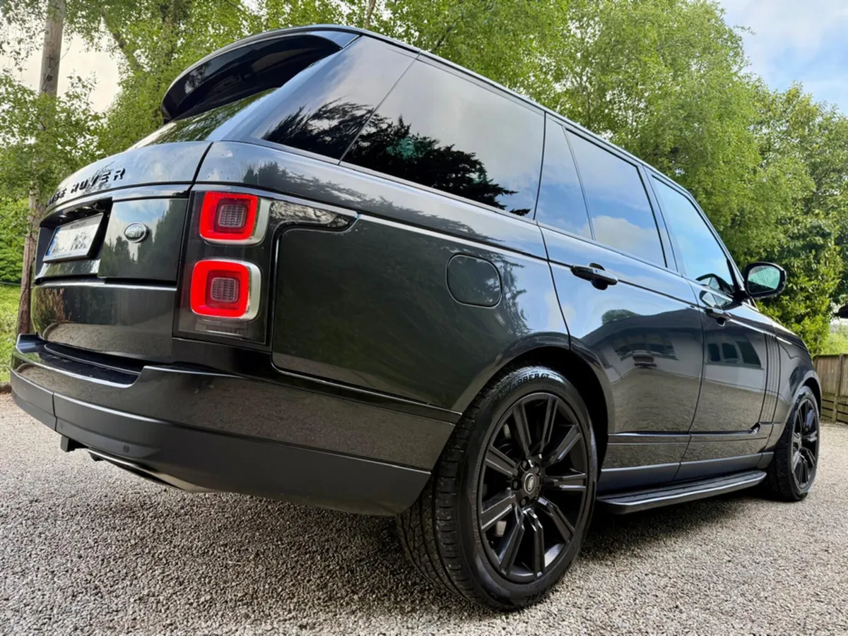 Land Rover Range Rover P400E VOGUE BLACK EDITION - Image 4