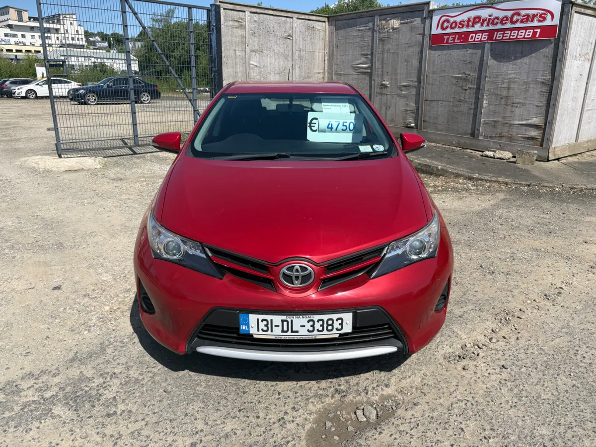 Toyota Auris 2013 - Image 2