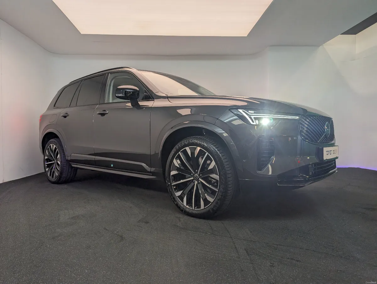 Volvo XC90 PHEV Ultra Dark **PANO ROOF** - Image 3