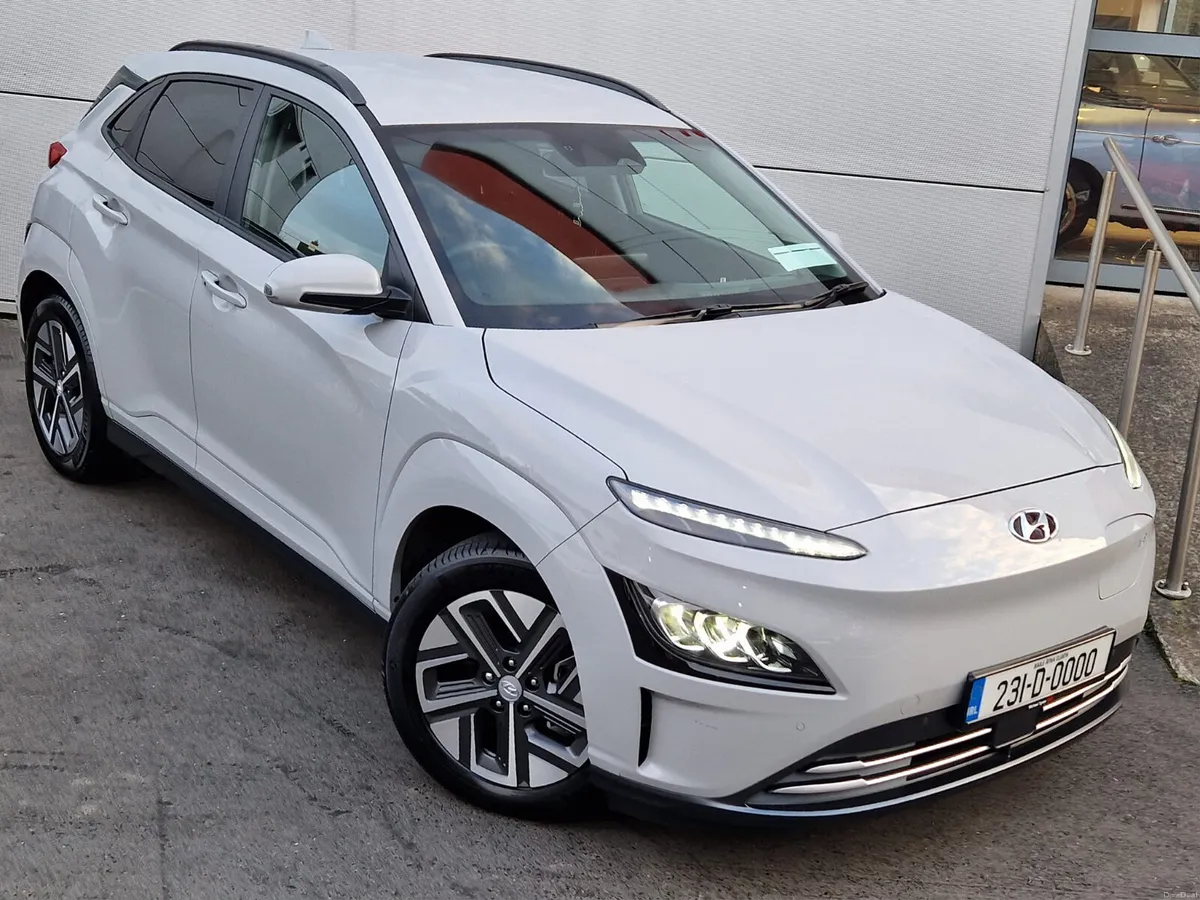 2023 Hyundai Kona Premium 64kwh, 17” Alloys - Image 3