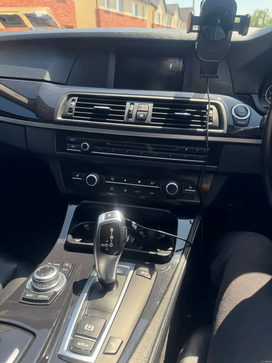 BMW 5-Series 2011 - Image 2