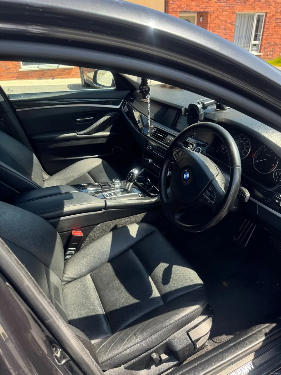 BMW 5-Series 2011 - Image 4