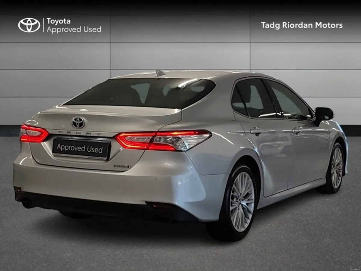 Toyota Camry HYBRID PLATINUM - Image 2