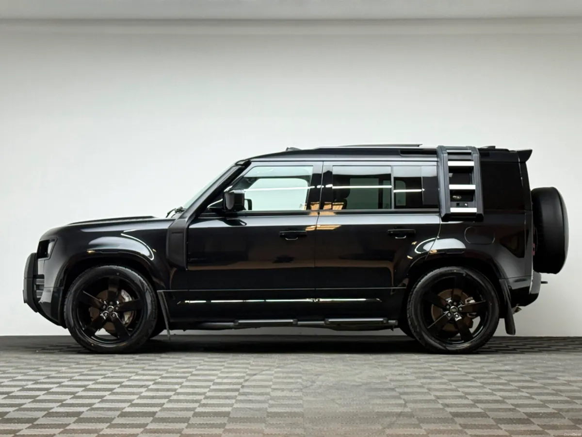 Land Rover Defender HSE X-DYNAMIC *PAN ROOF* - Image 4
