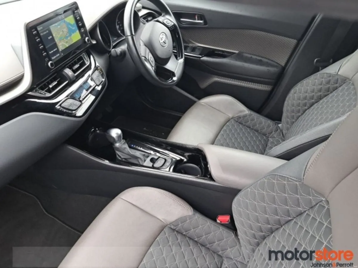 Toyota C-HR 1.8 HYBRID SOL TOP SPEC - Image 4