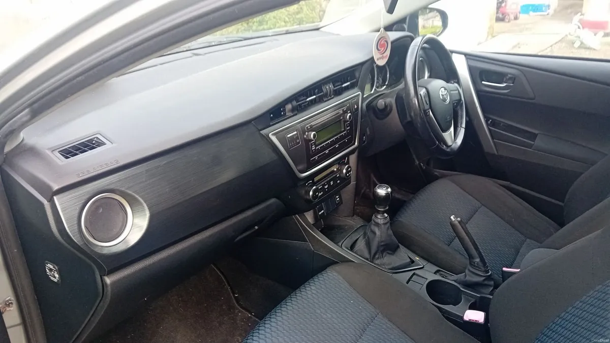 Toyota Auris 2015 - Image 6