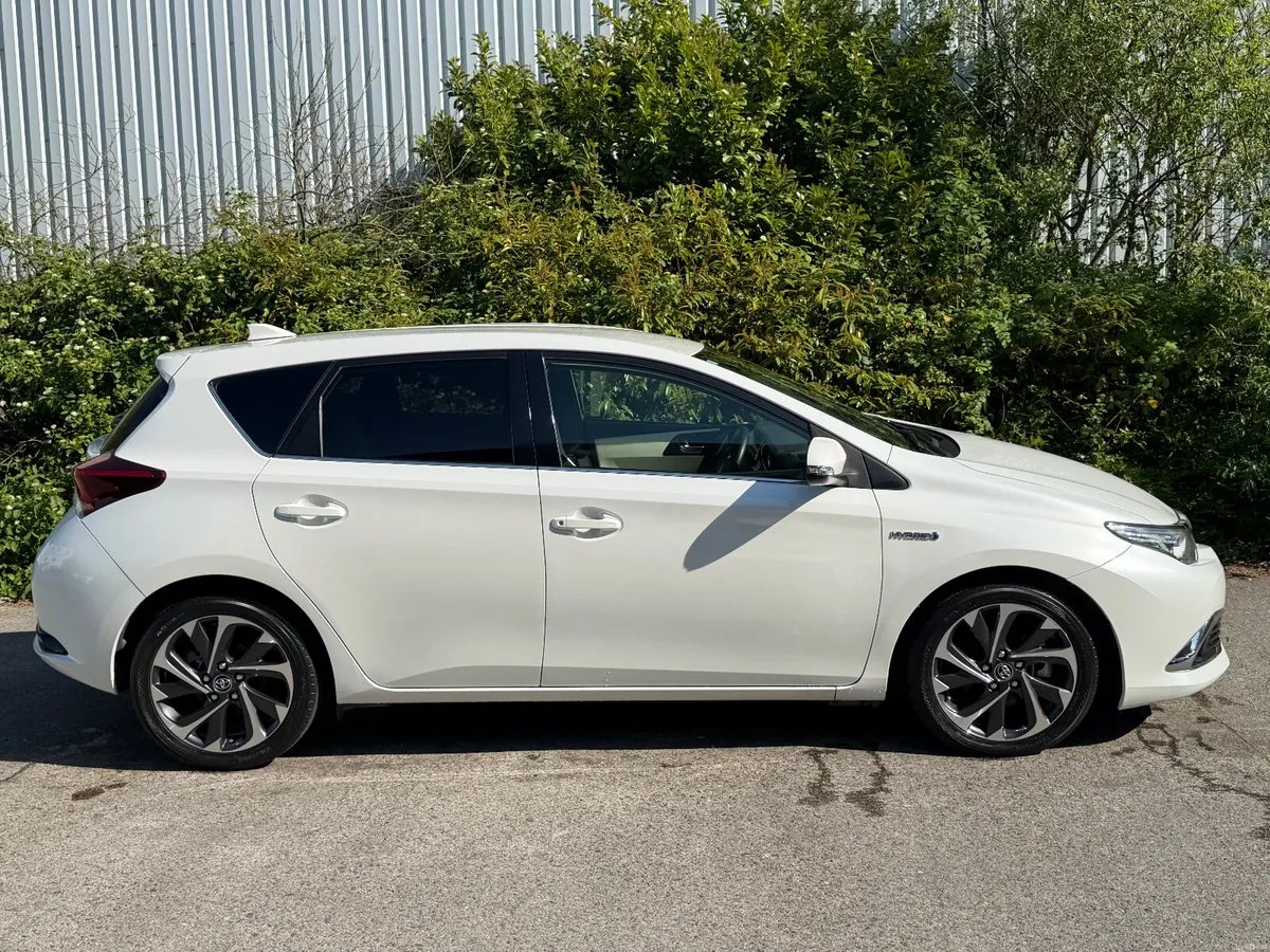 Toyota Auris Hybrid Great Spec! (Finance available - Image 2