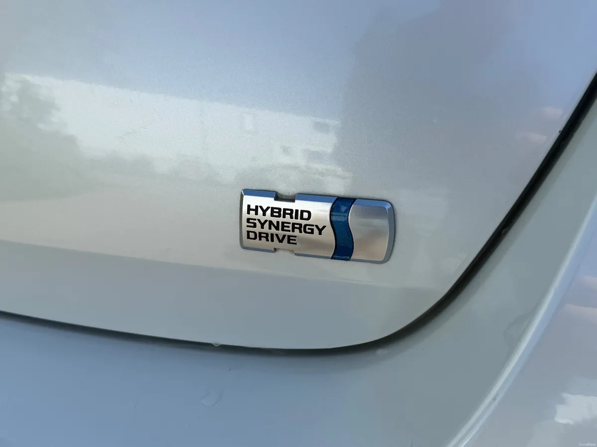 Toyota Auris Hybrid Great Spec! (Finance available - Image 6