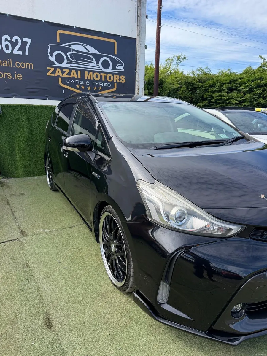 Toyota prius alpha - Image 2