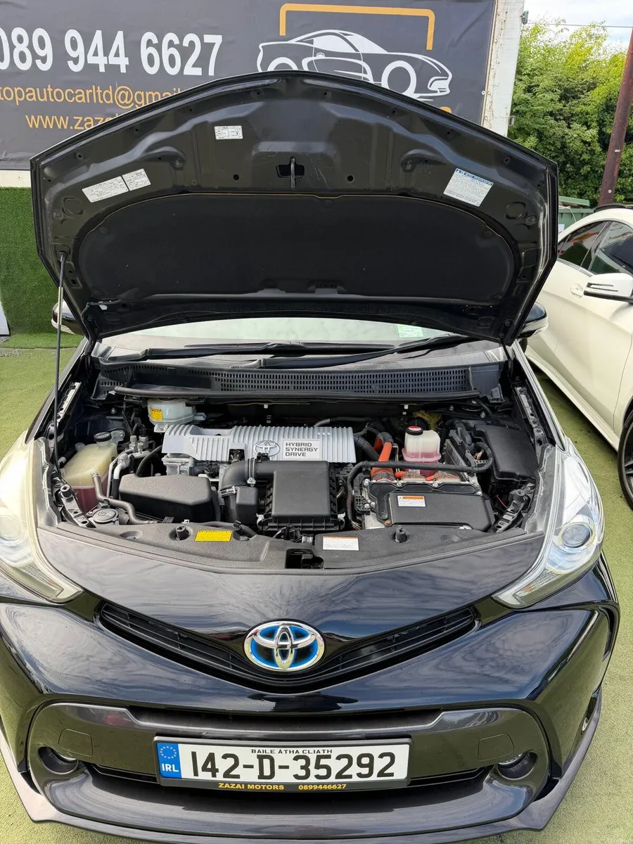 Toyota prius alpha - Image 4