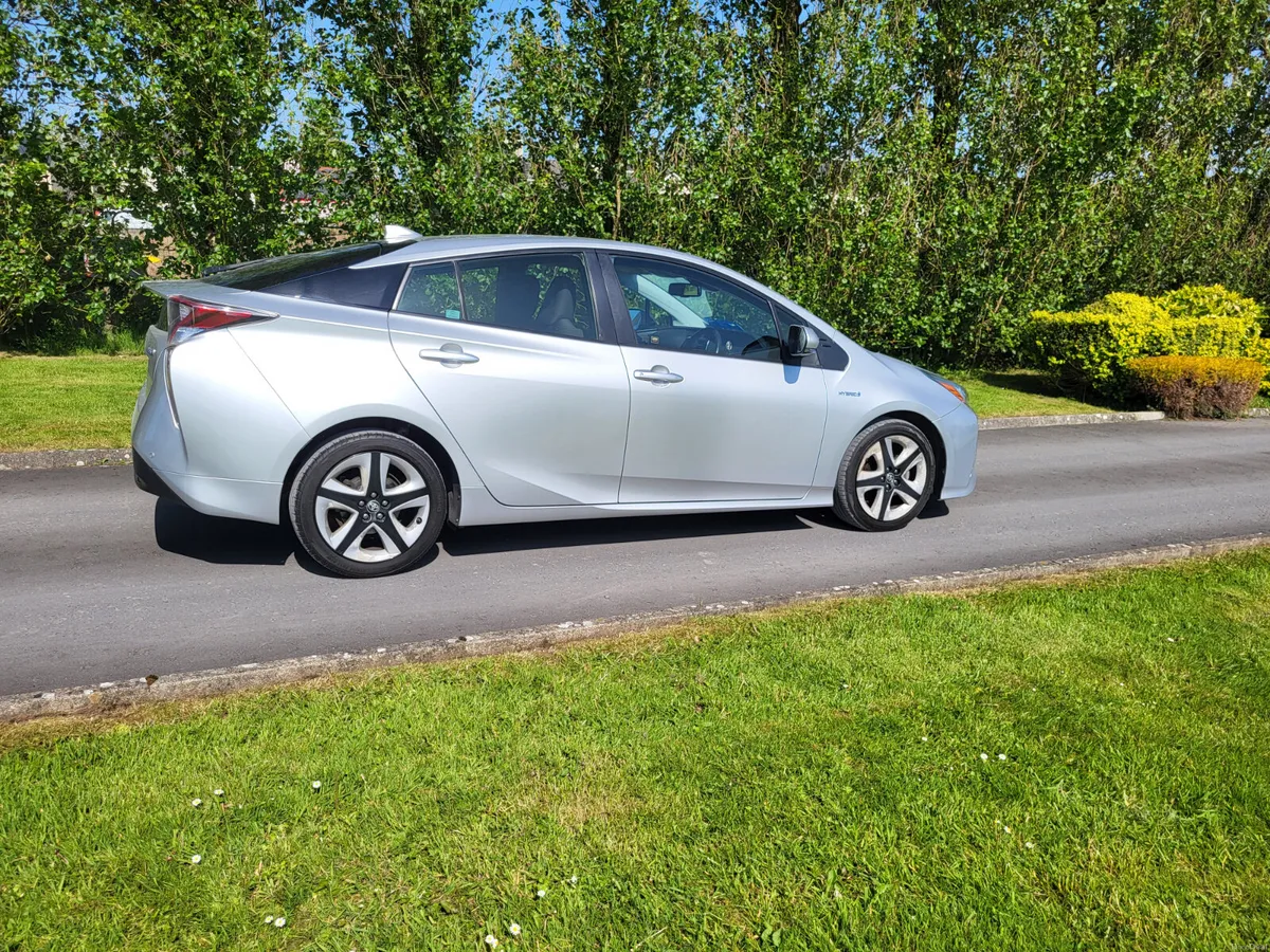 Toyota Prius 2018 HYBRID AUTOMATIC - Image 2