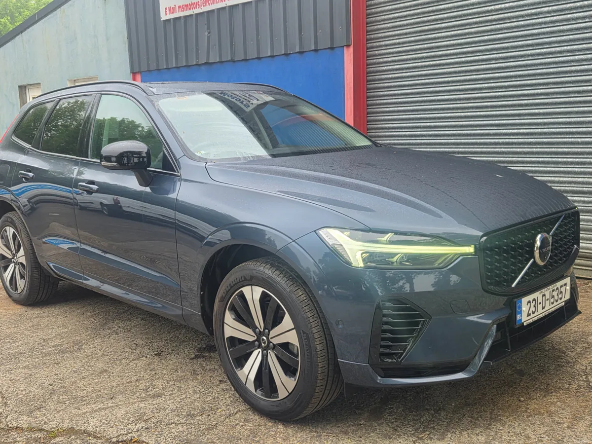 Volvo XC60 2023 T6PHEV - Image 3