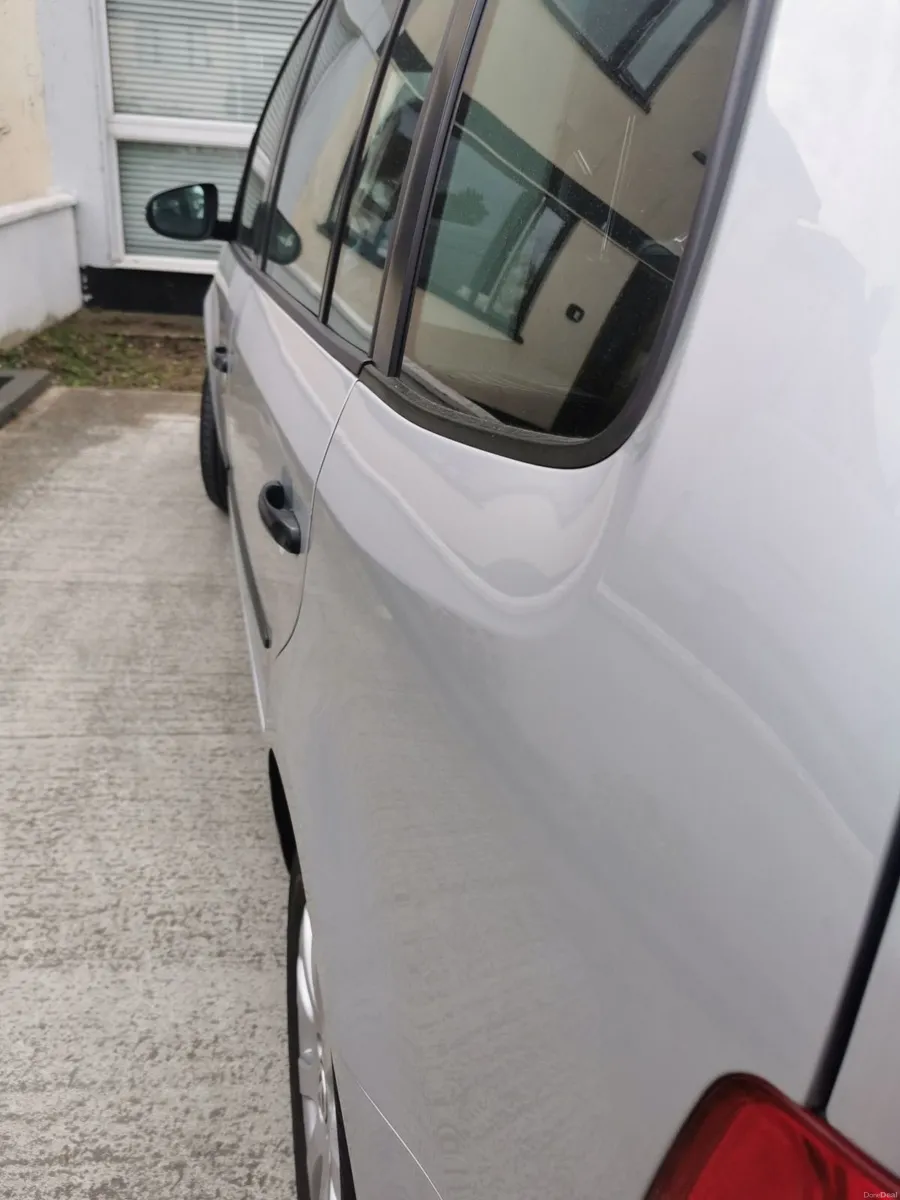 Volkswagen Touran 2013 - Image 2