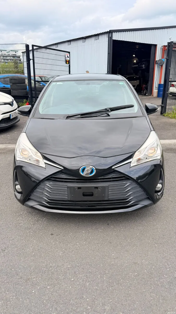 Toyota Vitz Blue - Image 1