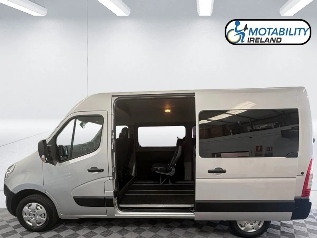 Renault Master Wheelchair Accessible - Image 4