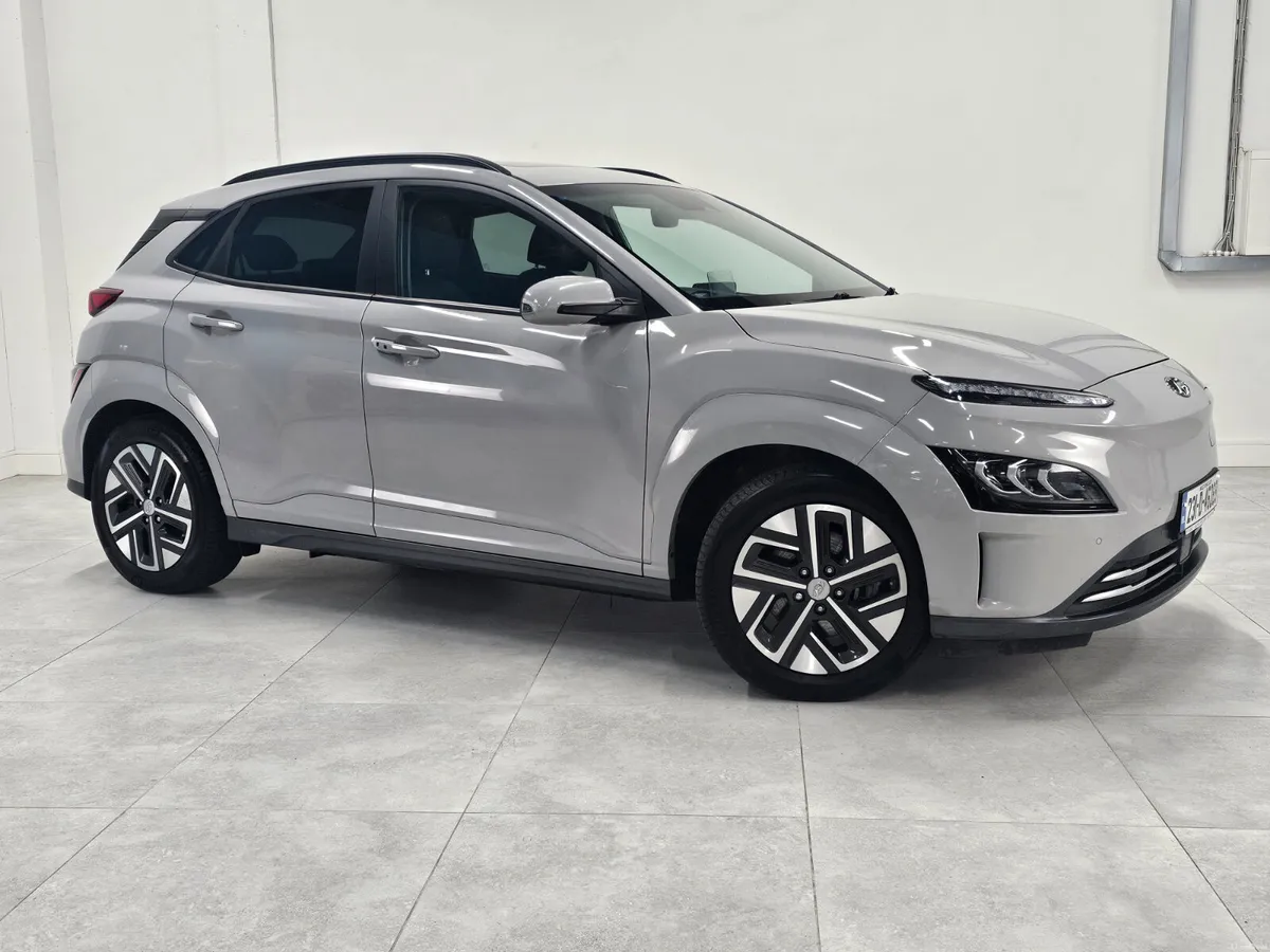 2023 Hyundai Kona ULTIMATE 64KwH - Leather, Sunroo - Image 3