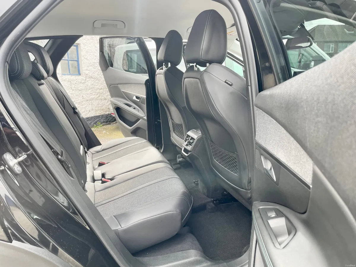 Peugeot 3008 Allure 1.2 Petrol 130 BHP Manual,2023 - Image 4