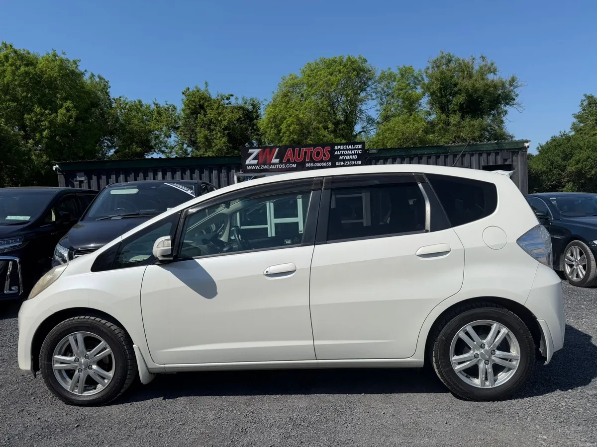 11 HONDA FIT HYBRID - Image 4