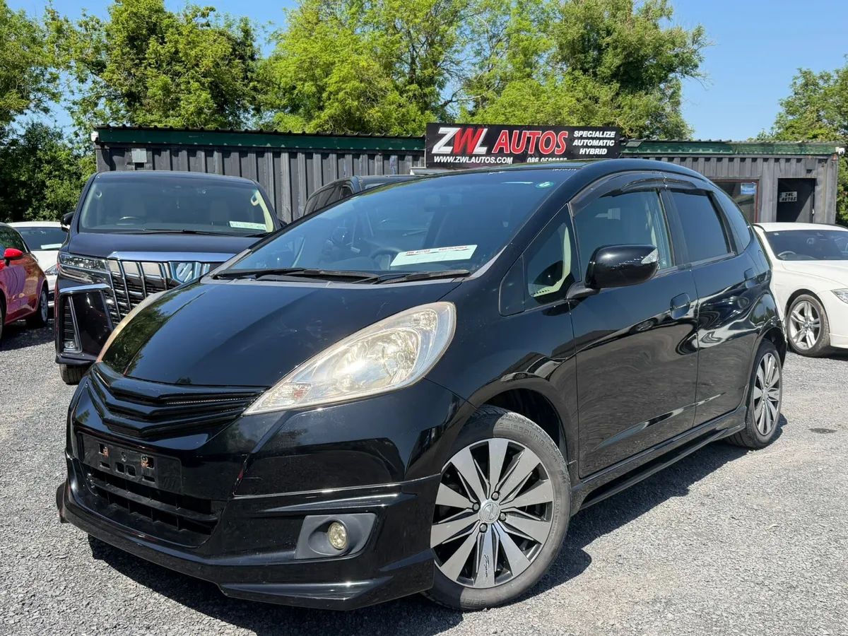 10 HONDA FIT HYBRID - Image 1