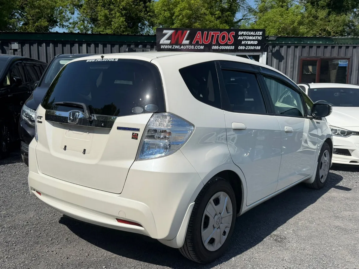 12 HONDA FIT HYBRID - Image 6