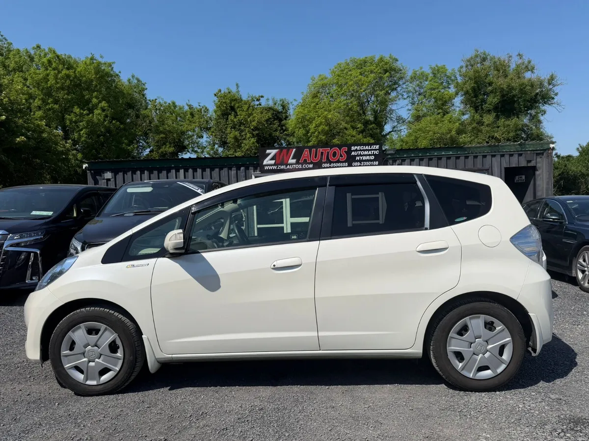 12 HONDA FIT HYBRID - Image 4