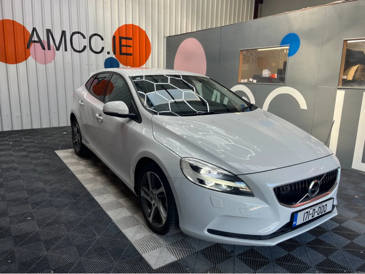 Volvo V40 2017 VOLVO V40 2.0 AUTOMATIC / CRUISE CO - Image 1