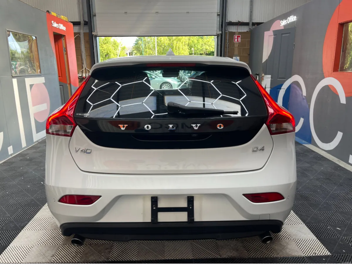 Volvo V40 2017 VOLVO V40 2.0 AUTOMATIC / CRUISE CO - Image 3