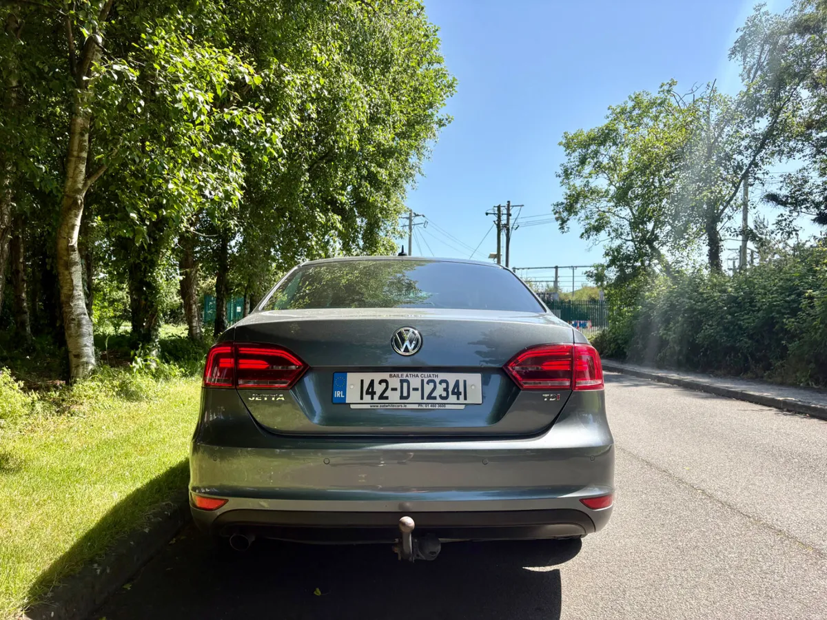 2014 Volkswagen Jetta Highline 1.6 tdi low kms - Image 4
