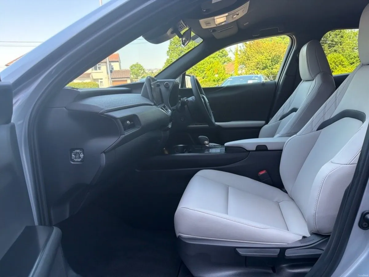 Lexus UX UX300H F SPORT DESIGN - Image 2