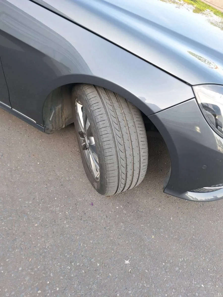 Mercedes E220 - Image 3