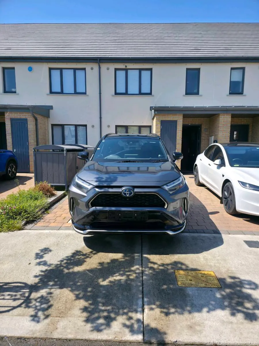 Toyota RAV4 PHV 4x4 Platinum - Image 2