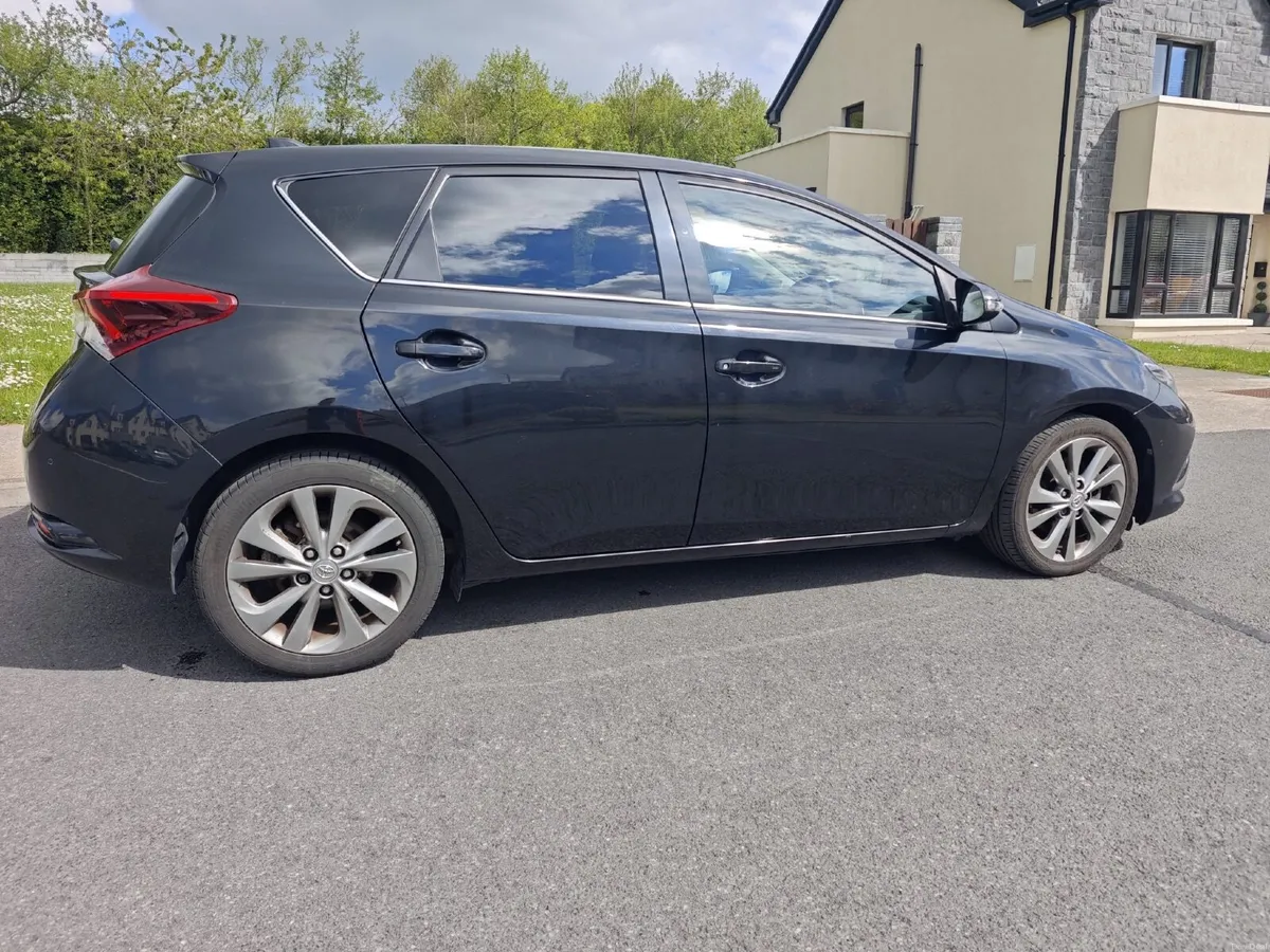 Toyota Auris Hybrid | Top Spec | Warranty 12/2026 - Image 3