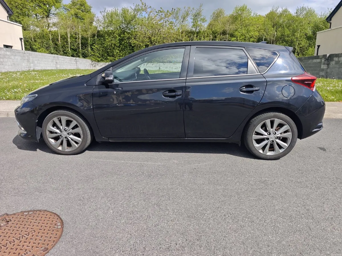 Toyota Auris Hybrid | Top Spec | Warranty 12/2026 - Image 4