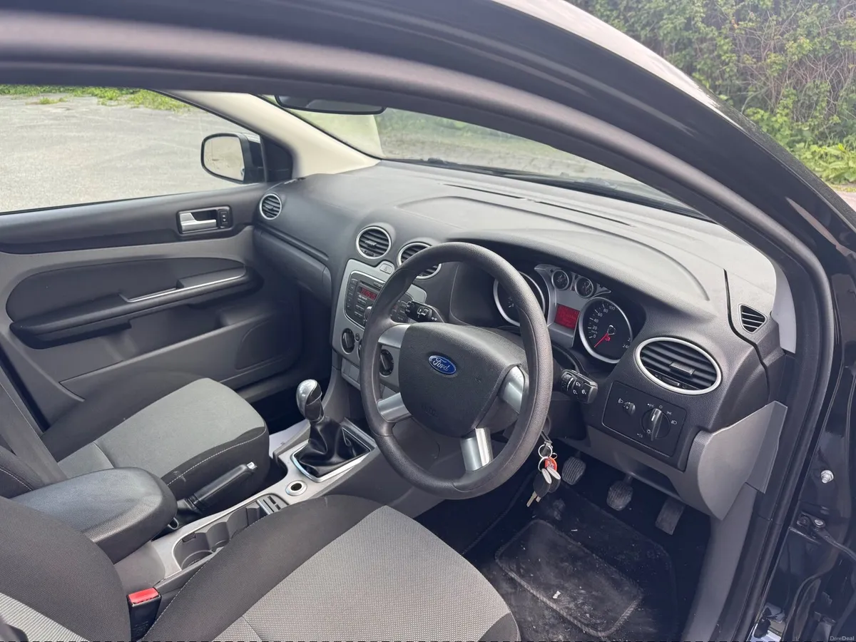 Ford Focus 2011 - Image 2