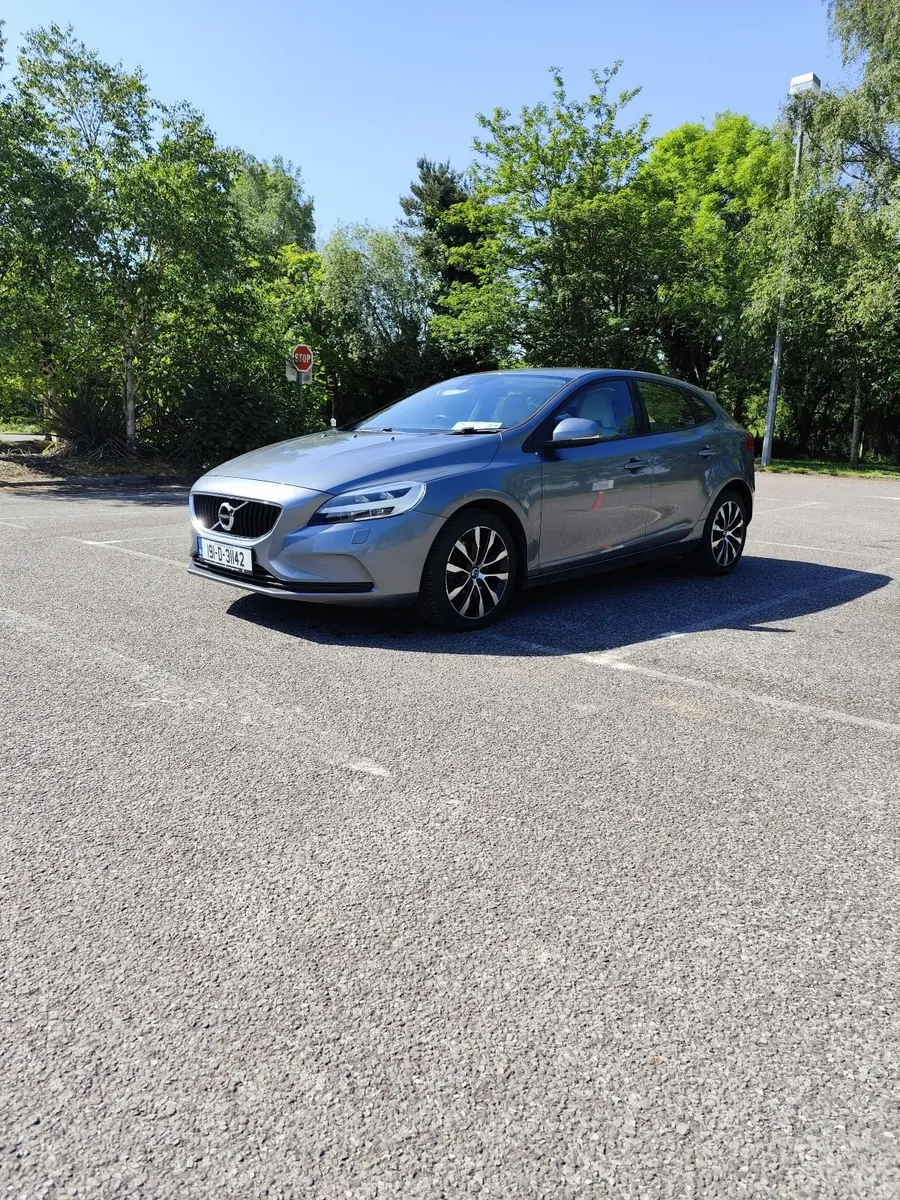 Volvo V40 - Image 1