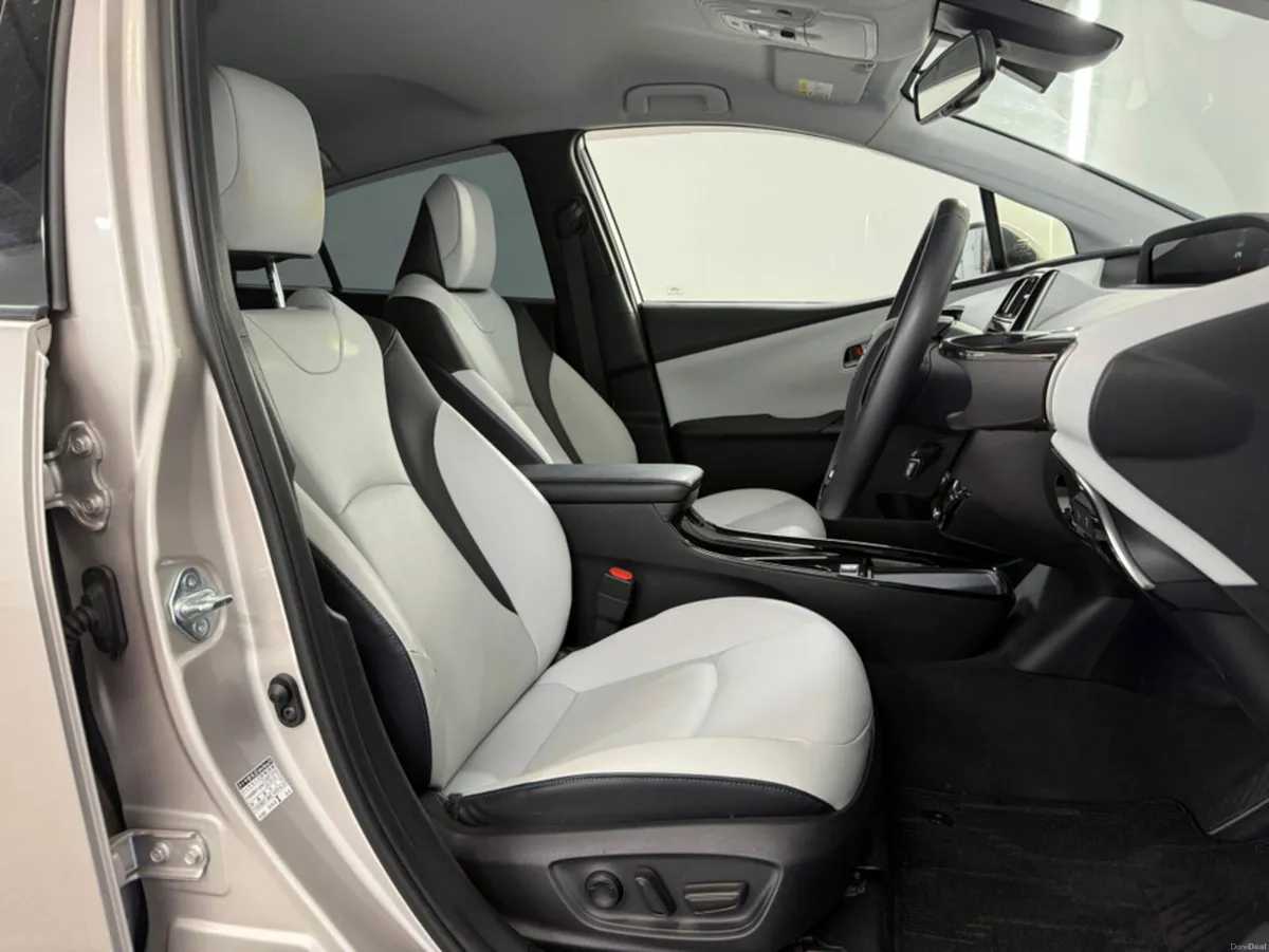 Toyota Prius **LUXURY**FULL 2 TONE LEATHER**ELECTR - Image 6