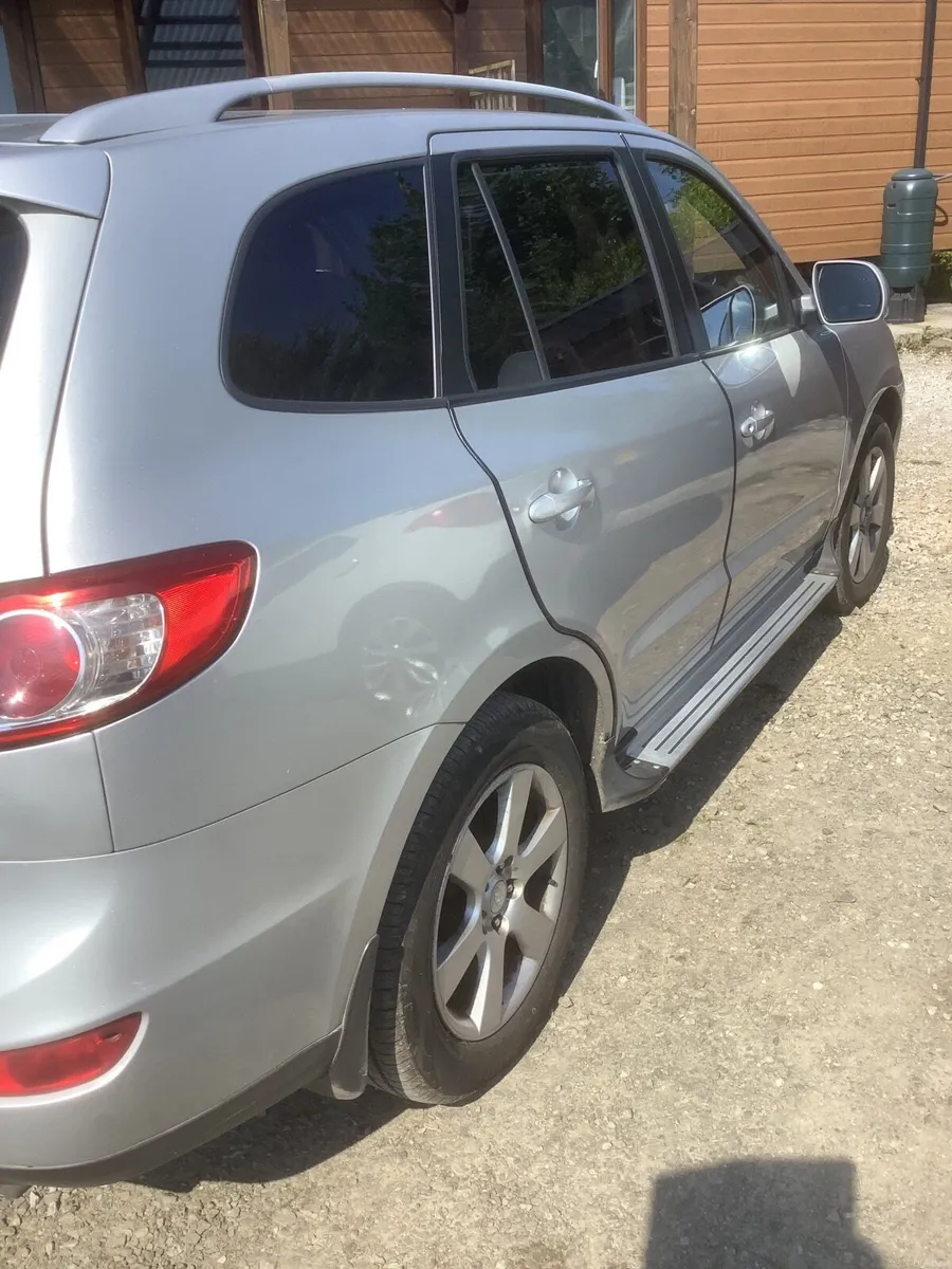 Hyundai Santa  fe 2011 4x4 automatic - Image 2