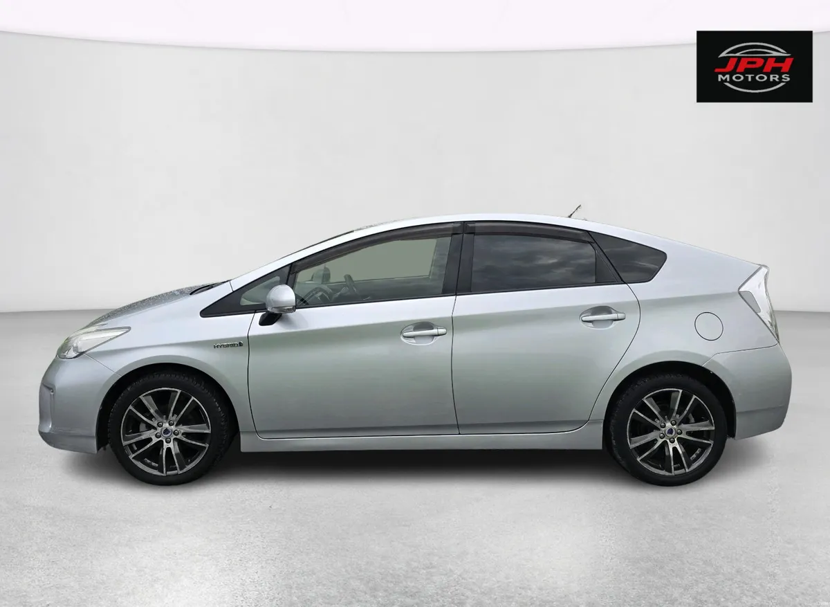 Toyota Prius 2013 - Image 2