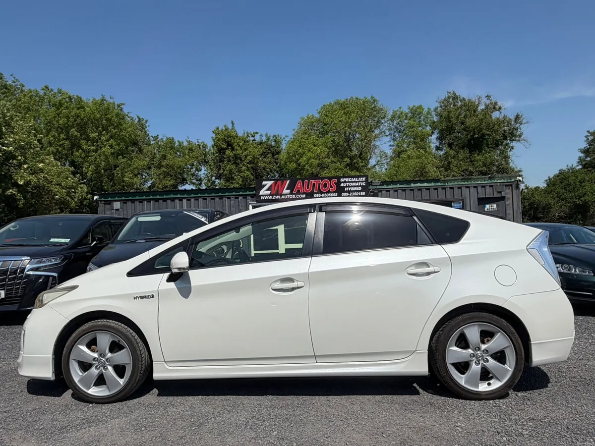 13 TOYOTA PRIUS HYBRID - Image 4
