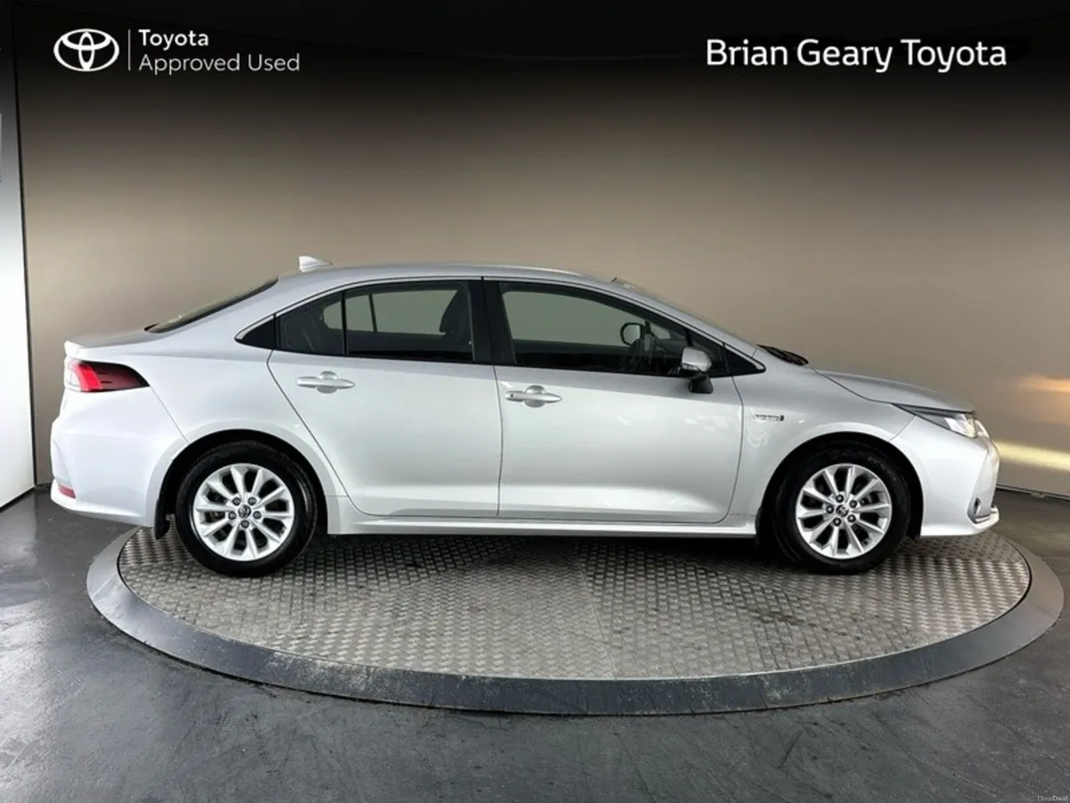 Toyota Corolla HYBRID LUNA SALOON - Image 3