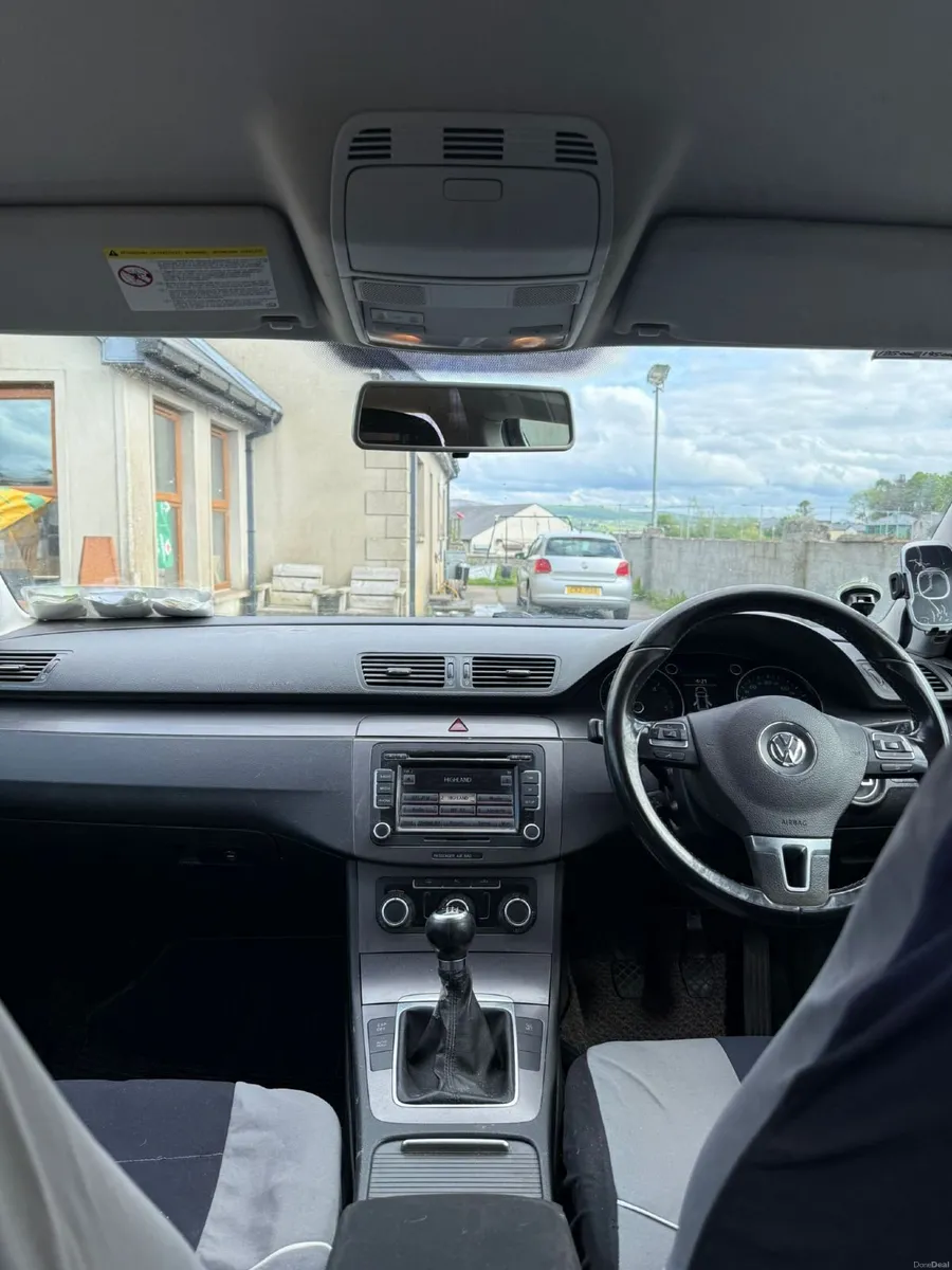 Volkswagen Passat 2010 - Image 2