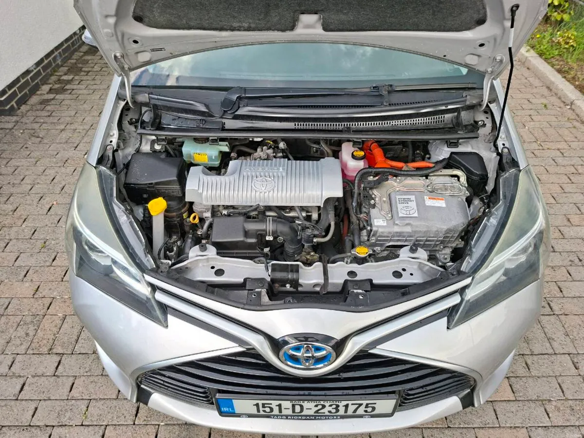 2015 Toyota Yaris Hybrid Luxury Auto - Image 3
