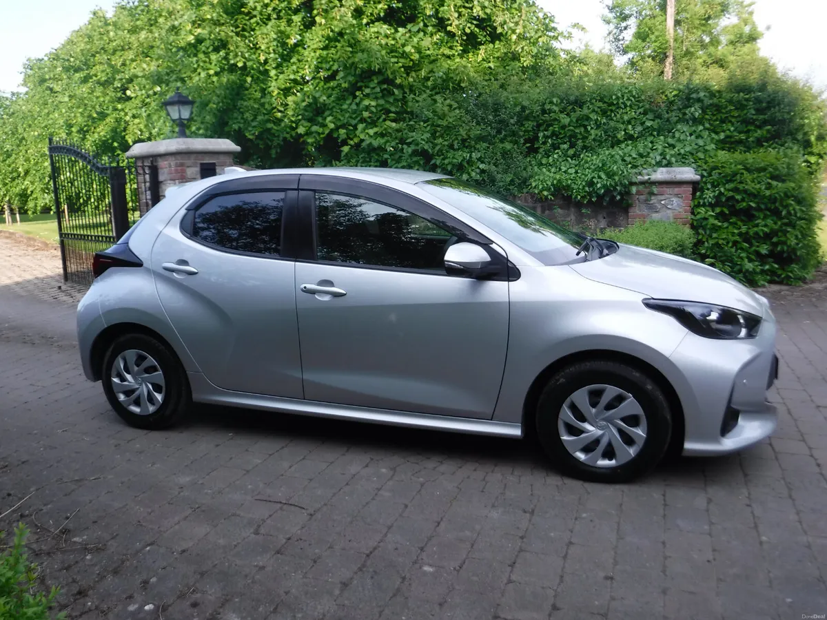 TOYOTA YARIS 1.5 AUTO HYBRID 360 CAMERA - Image 2