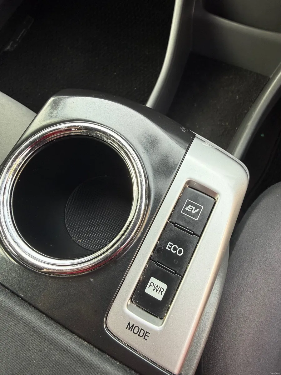 Toyota Prius Alpha 2012 - Image 2
