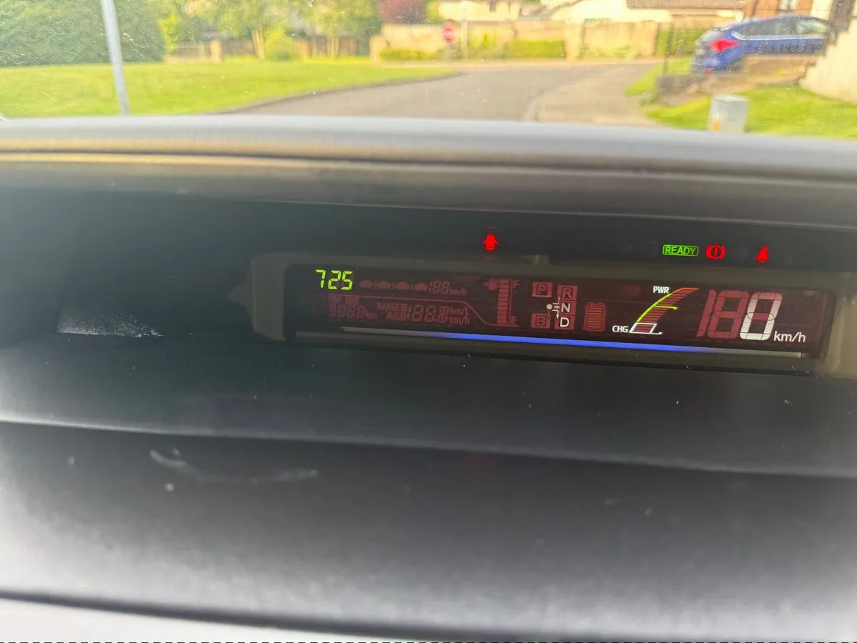 Toyota Prius Alpha 2012 - Image 3
