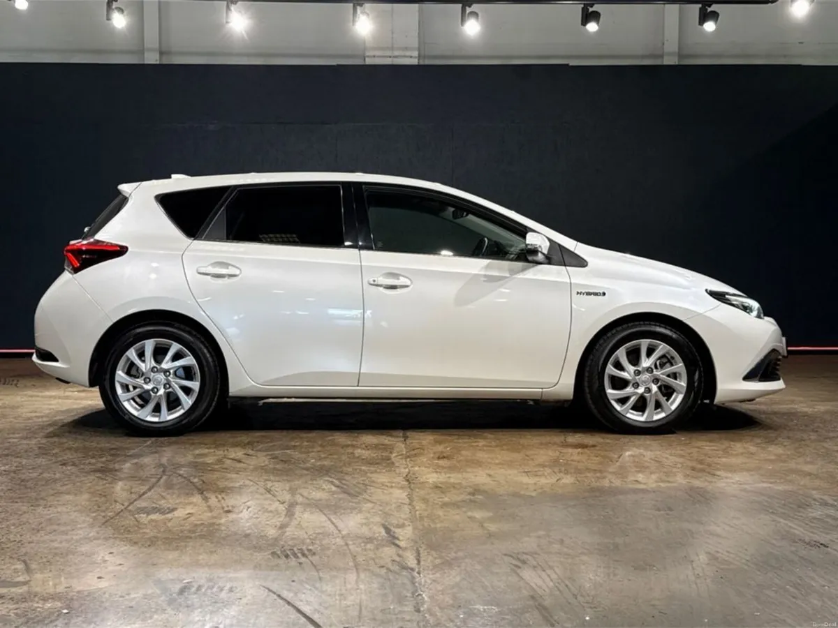 Toyota Auris HYBRID 1.8 AUTOMATIC - HALF BLACK LEA - Image 3