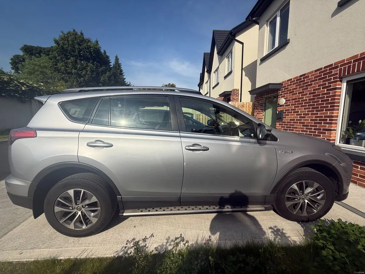 2018 Toyota RAV4 Hybrid Luna Sport FWD - Image 3